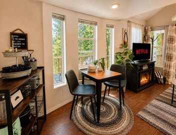 Das Tree Haus 1 Bedroom Home by NW Comfy Cabins by RedAwning 4