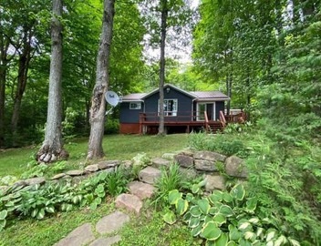 Dawson Loop Inn 3BR Lakefront Chalet Style Cottage 4