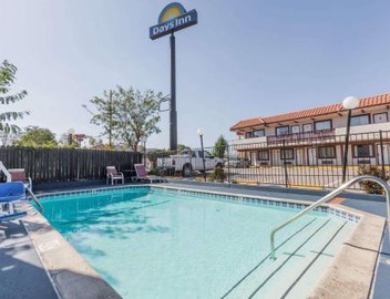 Days Inn by Wyndham Castaic Six Flags Magic Mountain 4
