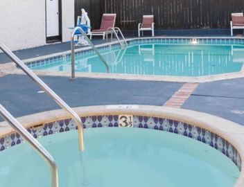 Days Inn by Wyndham Castaic Six Flags Magic Mountain 5
