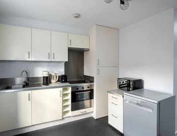 Delightful City of London 2BR w/Balcony, nr Tube Station, by Blueground 4