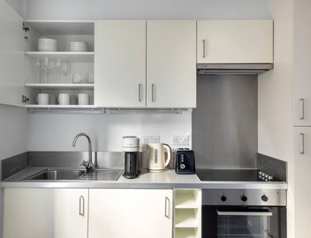 Delightful City of London 2BR w/Balcony, nr Tube Station, by Blueground 5