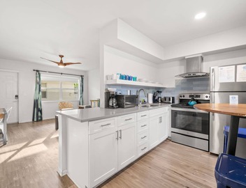 Deluxe King Condo Updated Suite by the Beach! 2