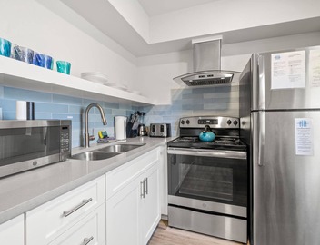 Deluxe King Condo Updated Suite by the Beach! 4