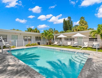 Deluxe King Condo Updated Suite by the Beach! 5