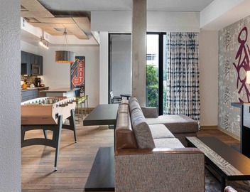 Deluxe Modern Studio in the Heart of Austin 3