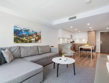 Deluxe One Bedroom Apartment in Trendy Yaletown 2