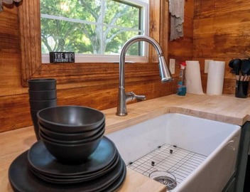 Deluxe Rustic Tiny Cabin 3