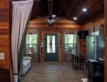 Deluxe Rustic Tiny Cabin 4