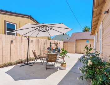 Detached house 2 Bedroom 1 Bathroom Prime & Private location King Bed! 1109 2