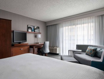 Discover Los Angeles Beauty! Free Airport Shuttle, Seasonal Pool, Pets Allowed! 3