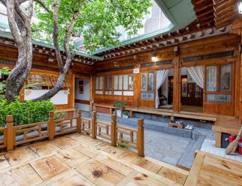 Dongmyo Hanok Sihwadang - Private Korean Style House in the City Center with a Beautiful Garden 2