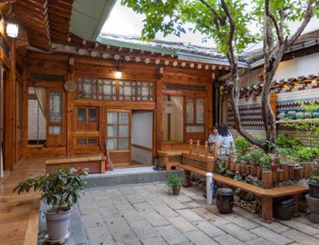 Dongmyo Hanok Sihwadang - Private Korean Style House in the City Center with a Beautiful Garden 3