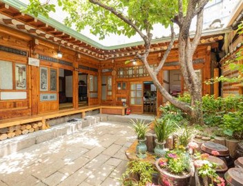 Dongmyo Hanok Sihwadang - Private Korean Style House in the City Center with a Beautiful Garden 4