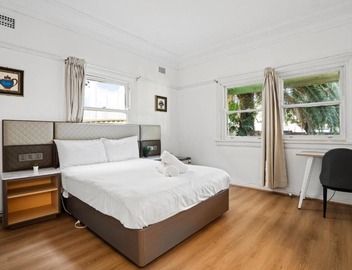 Double Bed Room - Easy Commute to Hurstville Station - Shared Bathroom 4