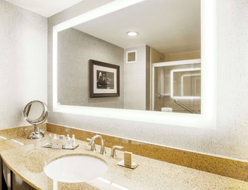 DoubleTree by Hilton Austin - University Area 5