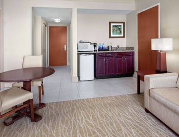 DoubleTree by Hilton Sunrise - Sawgrass Mills 3