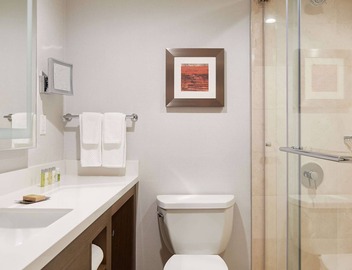 DoubleTree by Hilton Torrance - South Bay 5
