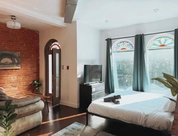 Downtown King Mstr Brdm w TV-Desk-Balcony-Near TTC 3