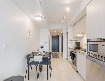 Downtown Toronto Studio with Balcony & Fast WiFi 5