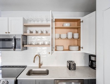 Dreamy Brookline 2BR w/Gym & W/D, nr Restaurants, by Blueground 4
