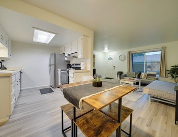Duplex Group Getaway 3 Mi to Dtwn Bellevue! 5