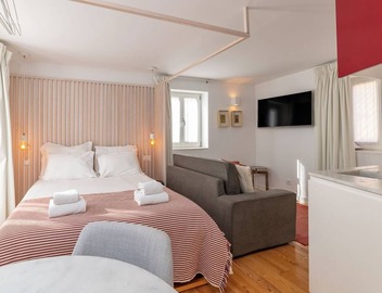 Duplex Studio Downtown Lisbon 2 BR Walkable 3