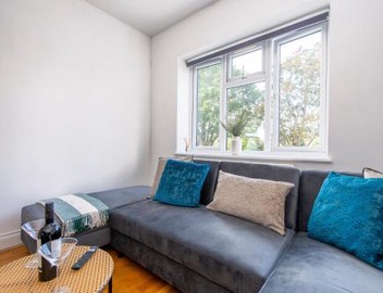 Ealing 3 Bath Flat with Parking 10 mins to Station 5