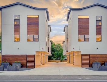 East Downtown 3BR Condo w Fast WiFi and Sleeps 8 3