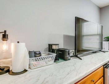 Easy Metro Access: WFH-Friendly Apt 7 Mi to DC! 4