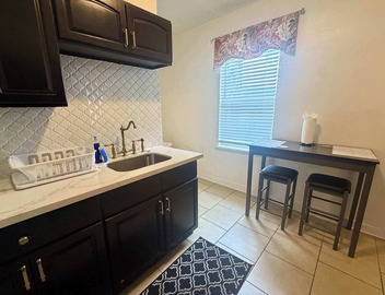 Eclectic 2 bedroom Apartment Uptown 5