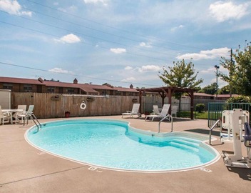 Econo Lodge Springfield I-44 5