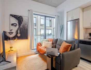 Elegant 1BR Retreat | Chic Stay in Old Port 4