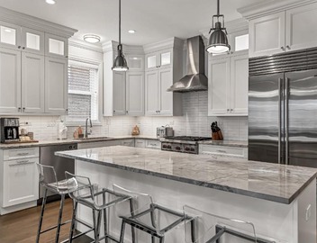 Elegant Condo-Steps from Wrigley Field, 32 Nights condo 2