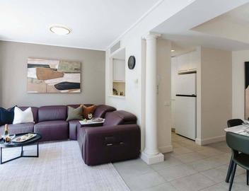 Elegant East Melbourne Escape | Pool+Gym+Parking 5