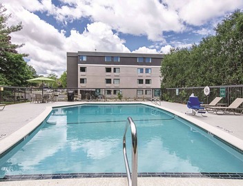Elegant King Suite, La Quinta Portland, Downtown Proximity, Free Breakfast 4
