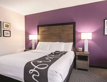 Elegant King Suite, La Quinta Portland, Downtown Proximity, Free Breakfast 3