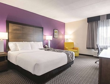 Elegant King Suite, La Quinta Portland, Downtown Proximity, Free Breakfast 2