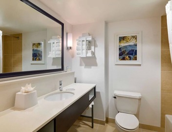 Elegant Stay: Steps From Capital One Arena & National Mall! On-site Bar 5