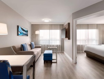 Embassy Suites by Hilton Toronto Airport 5
