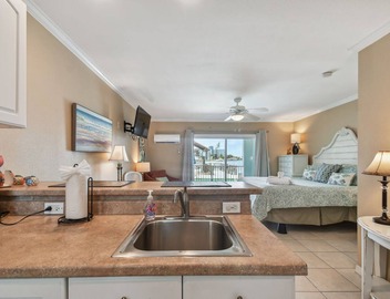 Enchanted Inn; 7 Private King Suites Sleeps 16! Waterfront, Pool, Fishing Dock, Boat Docks & Tiki Bar! 4