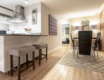 Enjoy a classic Capitol Hill experience just 5 blocks from the seat of power. 5