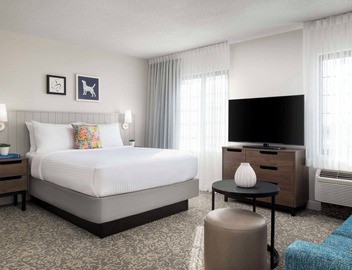 Enjoy Spacious Living at This Thornhill Suite w/Breakfast and Swimming Pool 2