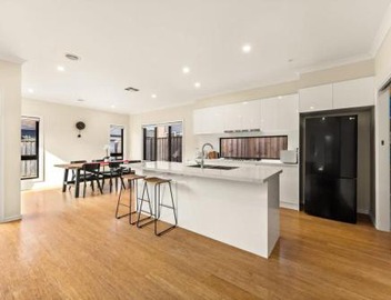 Entire Cozy 4-Bedroom Home with 2 Ensuites In Keysborough 3