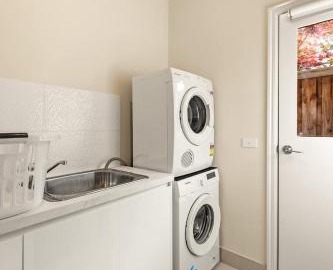 Entire Cozy 4-Bedroom Home with 2 Ensuites In Keysborough 4