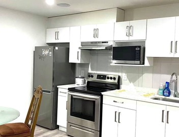 Entire Large Studio with kitchen in gorgeous Surrey with AC 3