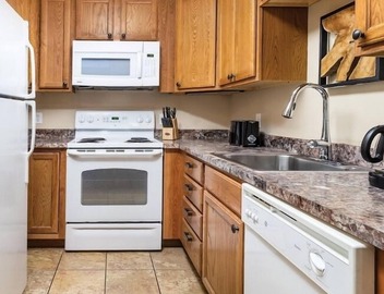 Estes Park | Estes Park Lodge Stay | Hot Tub & Fireplace | 2BR 4