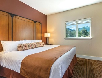 Estes Park | Estes Park Lodge Stay | Hot Tub & Fireplace | 2BR 5