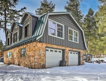 Evergreen Apt with Deck, Fire Pit and Gas Stove! 2