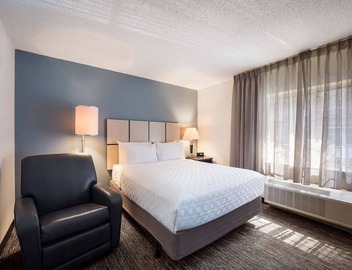 Excellent Choice! Unit with Full Kitchen, Outdoor Pool, Pets Allowed! 2